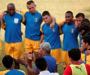 Héctor Castellón durante la primera charla a sus nuevos dirigidos, los jugadores del Catrachito de El Progreso.