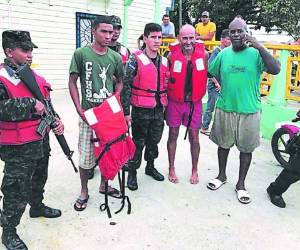 Los tres hombres rescatados fueron recibidos ayer en el muelle de la isla de Utila.
