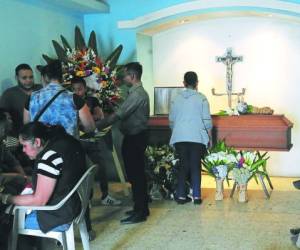 El cuerpo de Luis García fue velado por sus familiares en una funeraria municipal.