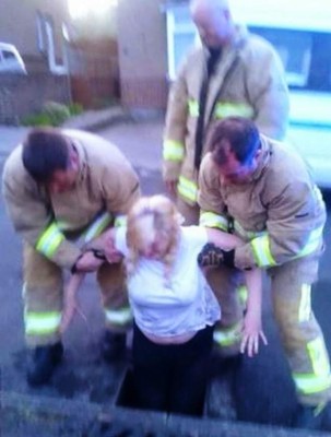 Queda atrapada en el drenaje al tratar de recuperar su iPhone