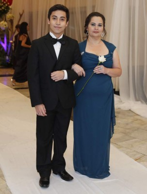 Elegante baile de graduación protagonizado por los seniors de la Hillcrest School