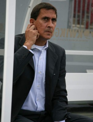 Colombianos y ticos aventajan para dirigir a Honduras