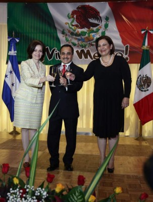 Brindan por aniversario patriótico de México