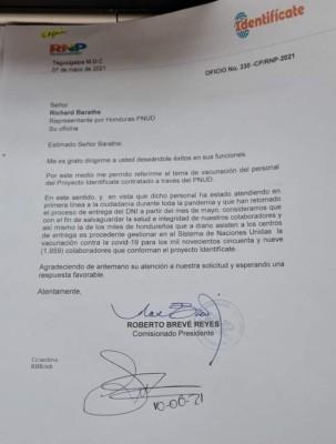 Suspenden entrega de DNI por falta de pago; personal pide ser incluido en vacunación