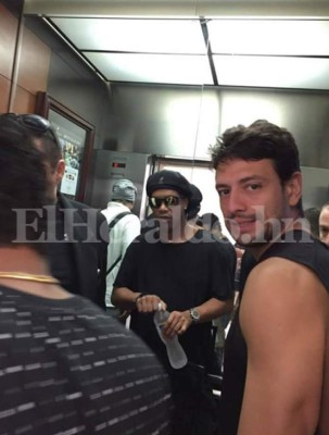¡Vaya privilegio! Ronaldinho invitó a aficionado hondureño a su hotel para regalarle autógrafo en persona