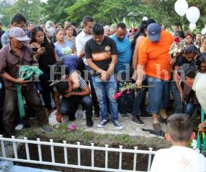 Momentos de consternación se vivieron en el sepelio de Olman Adalid Castillo, estudiante del Instituto Central que fue asesinado. (2) En la iglesia Príncipe de Paz de la colonia Divanna se realizó el velatorio. (3) Instante en que una pariente del joven estudiante es sacada en brazos de la iglesia tras sufrir un desmayo producto de la impresión por el crimen contra su familiar.