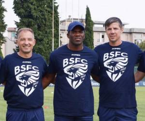 David Suazo junto a una parte de su cuerpo técnico. Foto www.bresciacalcio.it