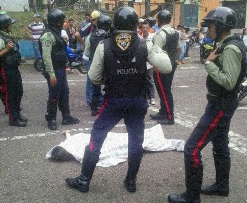 En un video difundido por el mundo se ve a Andreina Ramírez cruzar la calle, sin embargo, dos hombres, quienes lideraban una caravana de motociclistas, dispararon contra su humanidad, quitándole la vida en el lugar.