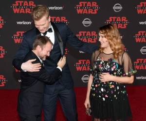 El escritor / director Rian Johnson, actor y jugador de baloncesto finlandés Joonas Suotamo y Milla Pohjasvaara asisten al estreno de Disney Pictures y 'Star Wars: The Last Jedi' de Lucasfilm en el Auditorio Shrine el 9 de diciembre , 2017 en Los Angeles, California. Ethan Miller / Getty Images / AFP