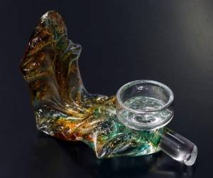 Encima de una hoja cristalizada y llena de colores, puede relucir la luz de una vela en este candelero. Lady Lee, Mall Multiplaza.