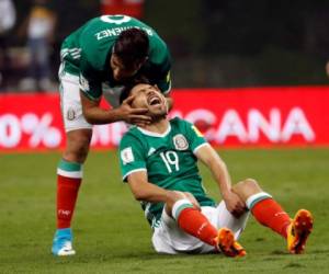 El mexicano Oribe Peralta (19) grita de frustración cuando es consolado por un compañero de equipo durante un partido de fútbol de la Copa Mundial de Rusia 2018 entre México y Honduras en el Estadio Azteca en la Ciudad de México.
