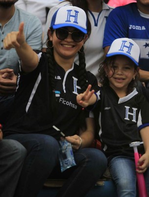 Honduras: La afición catracha apoyó, gritó y sufrió por la Bicolor en el Olímpico