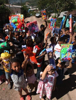 Júbilo y sonrisas durante entrega de juguetes a niños de la capital