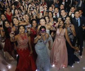 El grupo de 45 alumnos dio por culminado su tiempo de colegio entre fotografías y recuerdos. Foto: EL HERALDO/Alejandro Amador