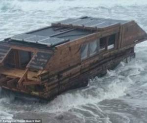 El creador de la casa la lanzó al mar como un regalo para una familia sin hogar