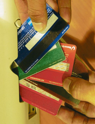 Banca administra 1,533,958 tarjetas de débito en Honduras