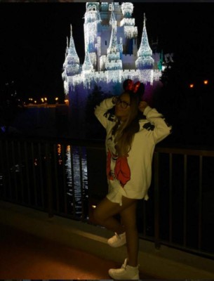 Hermana de Neymar causa furor por provocativo escote