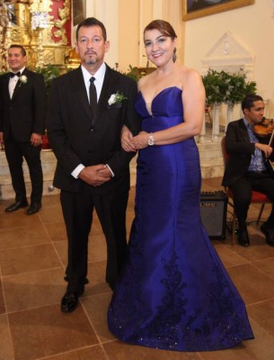 Celestial enlace de amor entre Marcos Suazo y Elisa Flores en la Catedral capitalina