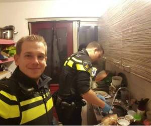 La conmovedora historia de estos dos oficiales lavando los platos se hace viral.