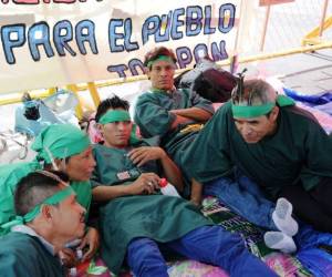Los siete tolupanes se instalaron hoy en las afueras de Casa Presidencial.