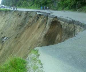 En la carretera internacional que conduce a Ocotepeque hubo un enorme deslizamiento