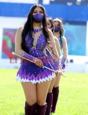 Bellas y deslumbrantes, así retornaron las palillonas a los desfiles (FOTOS)