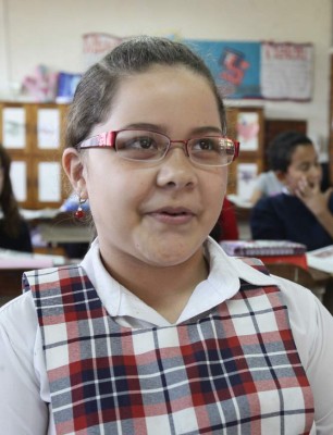 Estudiantes reciben fascículos de EL HERALDO