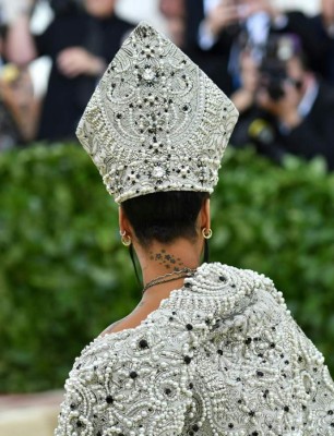 Gala Met 2018: Rihanna usa vestido católico y desata furia por 'blasfemia'