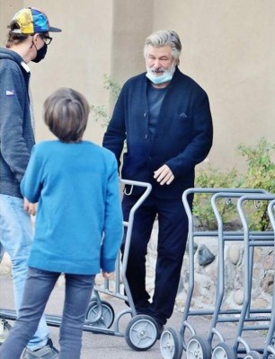 Alec Baldwin se reúne con el hijo y el esposo de la fotógrafa que falleció en el set (FOTOS)