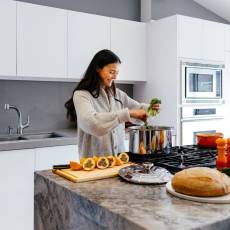 La inflamación crónica se ha convertido en un problema de salud mayor que afecta a millones de personas en todo el mundo, especialmente en vísperas de Navidad y Año Nuevo. A continuación te detallamos lo que recomiendan los expertos para ayudar a desinflamar tu cuerpo.