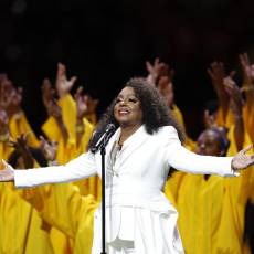 Ledisi ofreció una emotiva versión de Lift Every Voice and Sing durante la ceremonia previa al Super Bowl LIX en el Caesars Superdome de Nueva Orleans.