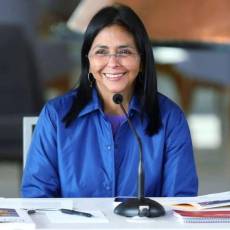 Una red de canales falsos en YouTube difunde contenidos que simulan ser noticieros para favorecer la imagen de la dirigente venezolana Delcy Rodríguez, utilizando narrativas manipuladas y estrategias de desinformación.