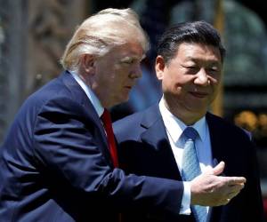 El presidente de Estados Unidos, Donald Trump, hace gestos mientras él y el presidente chino Xi Jinping caminan juntos después de sus reuniones en Mar-a-Lago en Palm Beach, Florida. Después de décadas de fracaso para detener la marcha de Corea del Norte hacia un arsenal nuclear, Intentan presionar a China, el aliado más importante del Norte y su socio comercial, para presionar a Corea del Norte de manera más agresiva sobre su programa nuclear.
