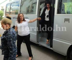 Momento en que Yessica Matute y Denia García llegan a los juzgados procedentes de la cárcel para mujeres de Támara.