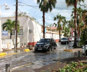 Las calles están inundadas tras el huracán Gonzola en Marigot en la isla caribeña francesa de Saint Martin.