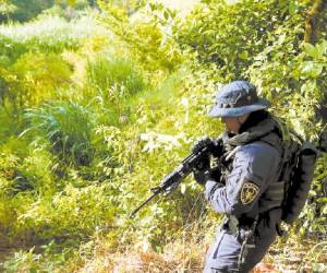 Los traficantes de personas cobran unos 1,500 lempiras por hacer transitar por puntos ciegos cercanos a la frontera con Guatemala a los migrantes.