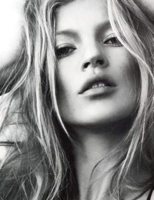 Bajan de avión a la modelo Kate Moss