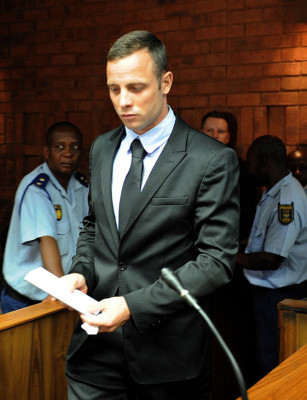 Fiscalía acusa a Pistorius de asesinato y descarta tesis de accidente