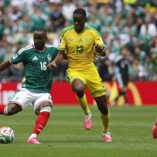 Julián Quiñones de México disputa un balón con Sphephelo Sithole de Sudáfrica durante un partido del grupo A del Mundial de la FIFA 2026.