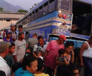 El pesado vehículo se llevó de frente una mototaxi que cruzaba por el lugar.
