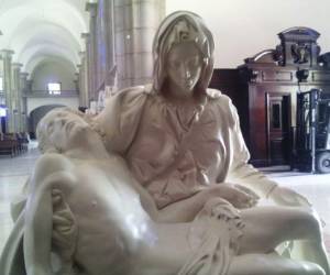 La magnífica obra trae impresos los sellos del Vaticano.