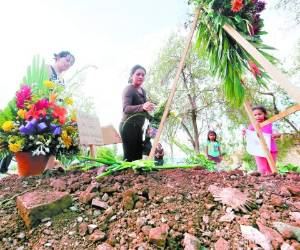 En una tumba adornada con arreglos florales descansan los restos de Rosa Elena Díaz en el cementerio Tierra Santa de La Travesía.