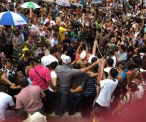 Multitudinario último adiós al periodista Herlyn Espinal. (Foto: Tomada de Twitter)