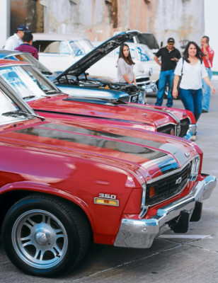 Ayudantes de Santa viajarán este año en autos clásicos