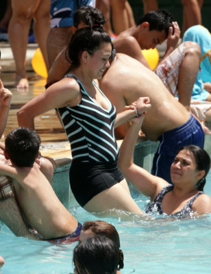 Bajo el resplandeciente sol, mujeres hondureñas derrochan belleza