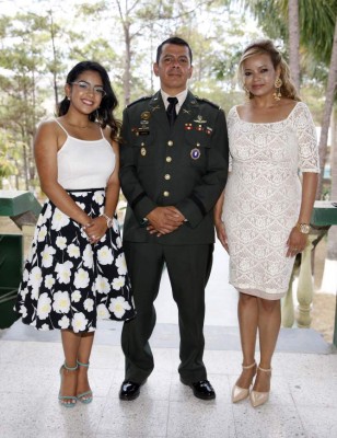 ofrecen coctel por los nuevos becarios