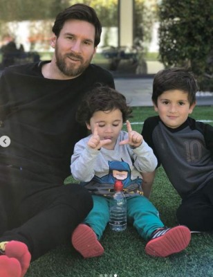¿Cuál de los tres hijos del astro del Barcelona, Leo Messi, será igual que él?