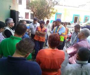 Personal del centro de salud aguarda en las afueras del edificio.