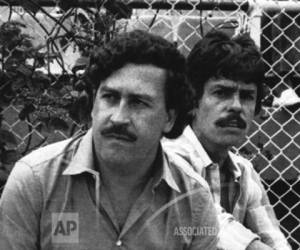 En esta fotografía de archivo de 1983, el capo del narcotráfico Pablo Escobar ve un partido de fútbol en Medellín, Colombia.