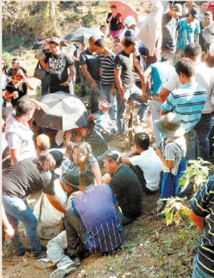 Doloroso sepelio de motorista de rapidito